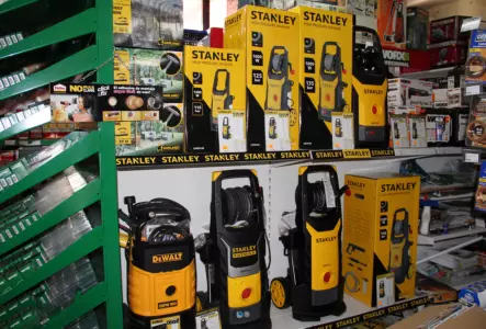 Tiendas con productos para la construcción, ferreterías, carpinterías de aluminio, pvc, hierro, forja